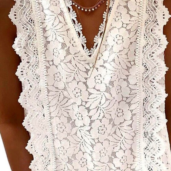 Tops - Stunning Lace Vneck sleeveless blouse sz sm
